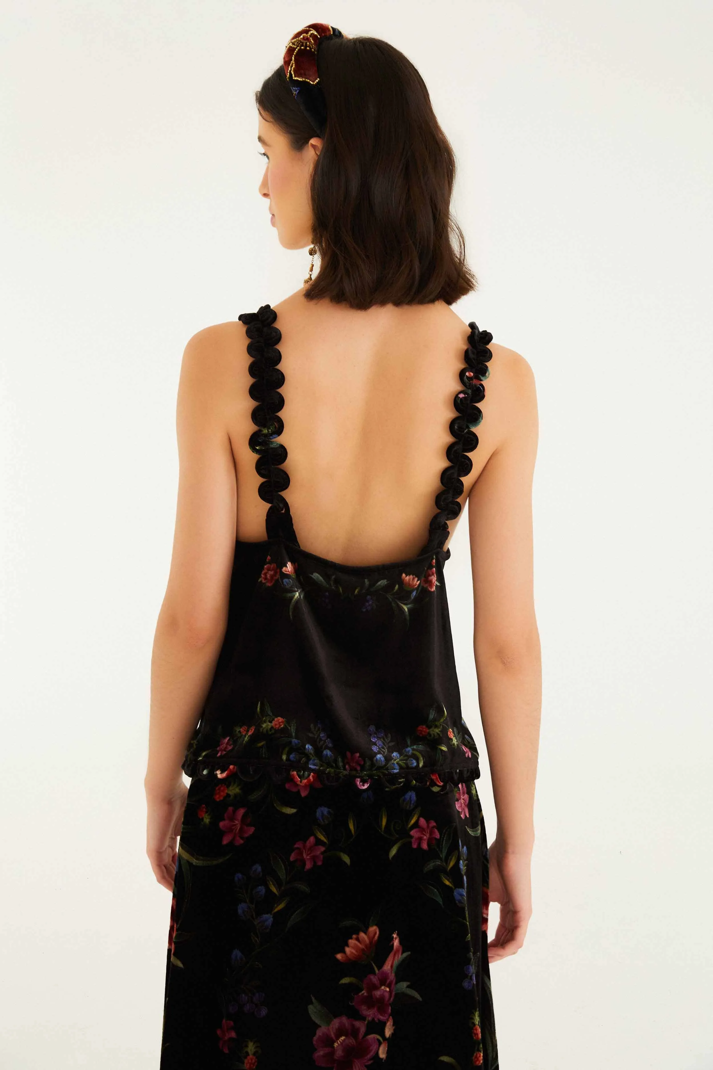 Light Layer Black Belle Garden Scallop Sleeveless Top