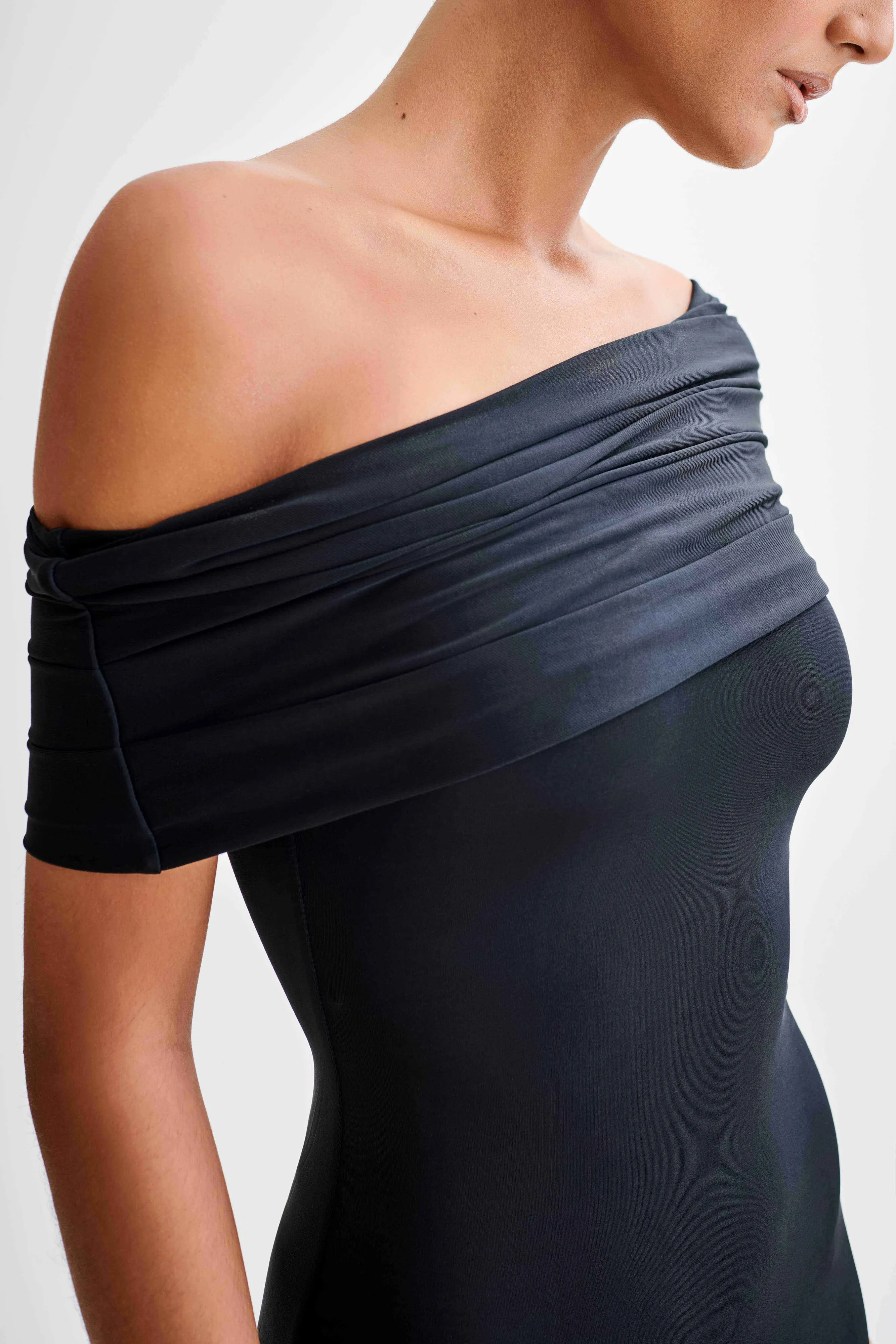 Limited-Edition windproof Cassandra Off Shoulder Slinky Maxi Dress - Black