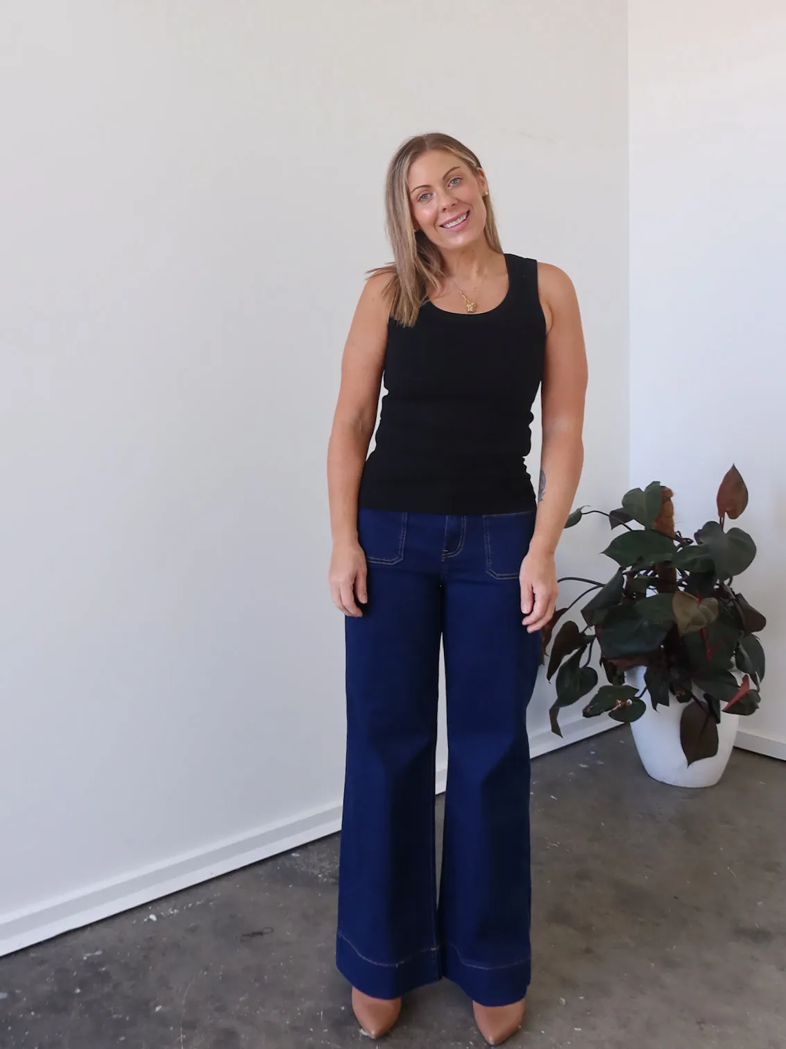 Charlee Tank - Black vertical placement Operator - trained