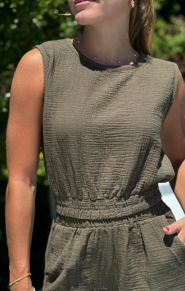 Crew Neck Tank with Elastic Hem QuickReleaseFastener