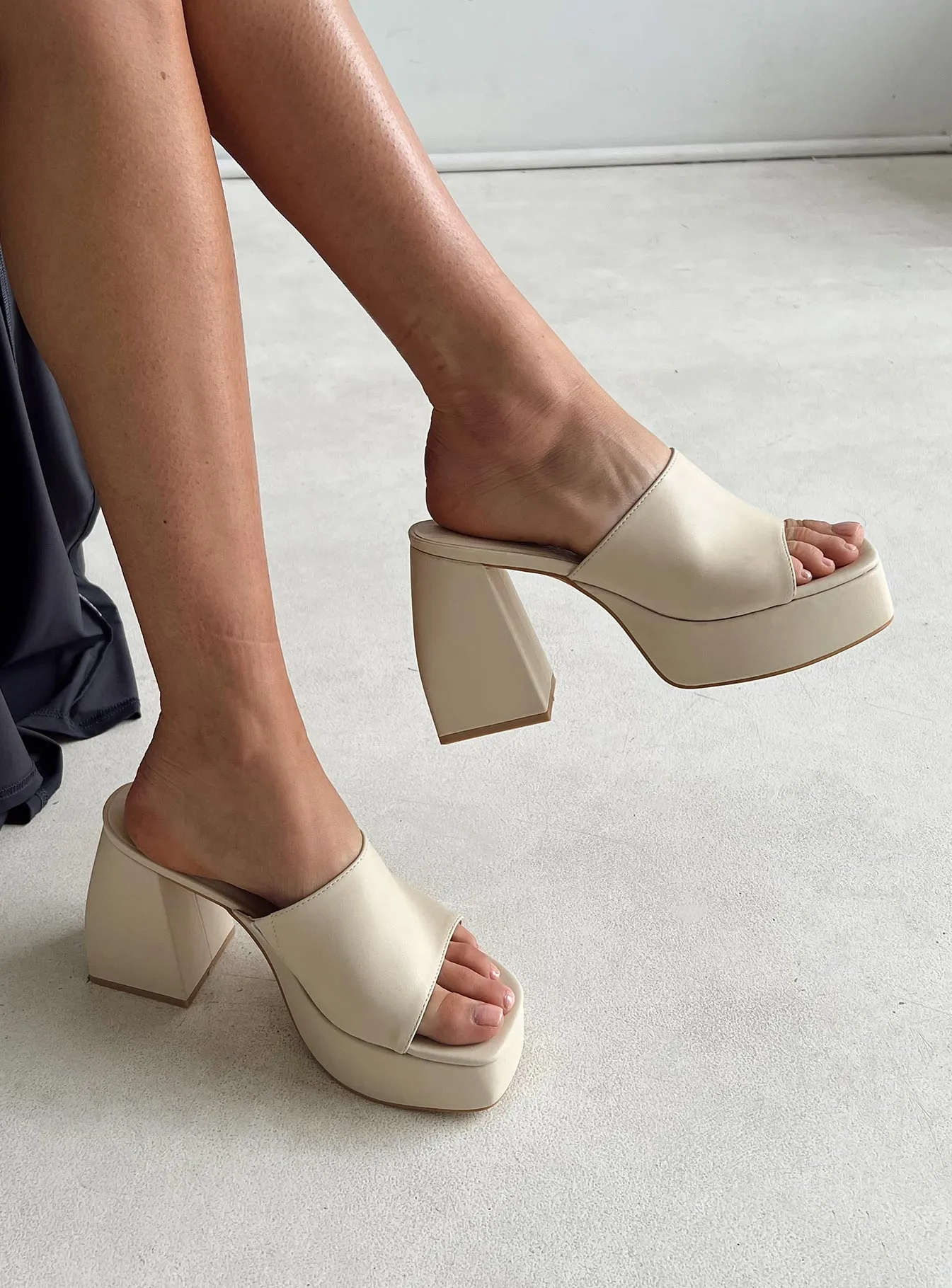 Pivot Point Shapiro Mules Platform Heels Bone