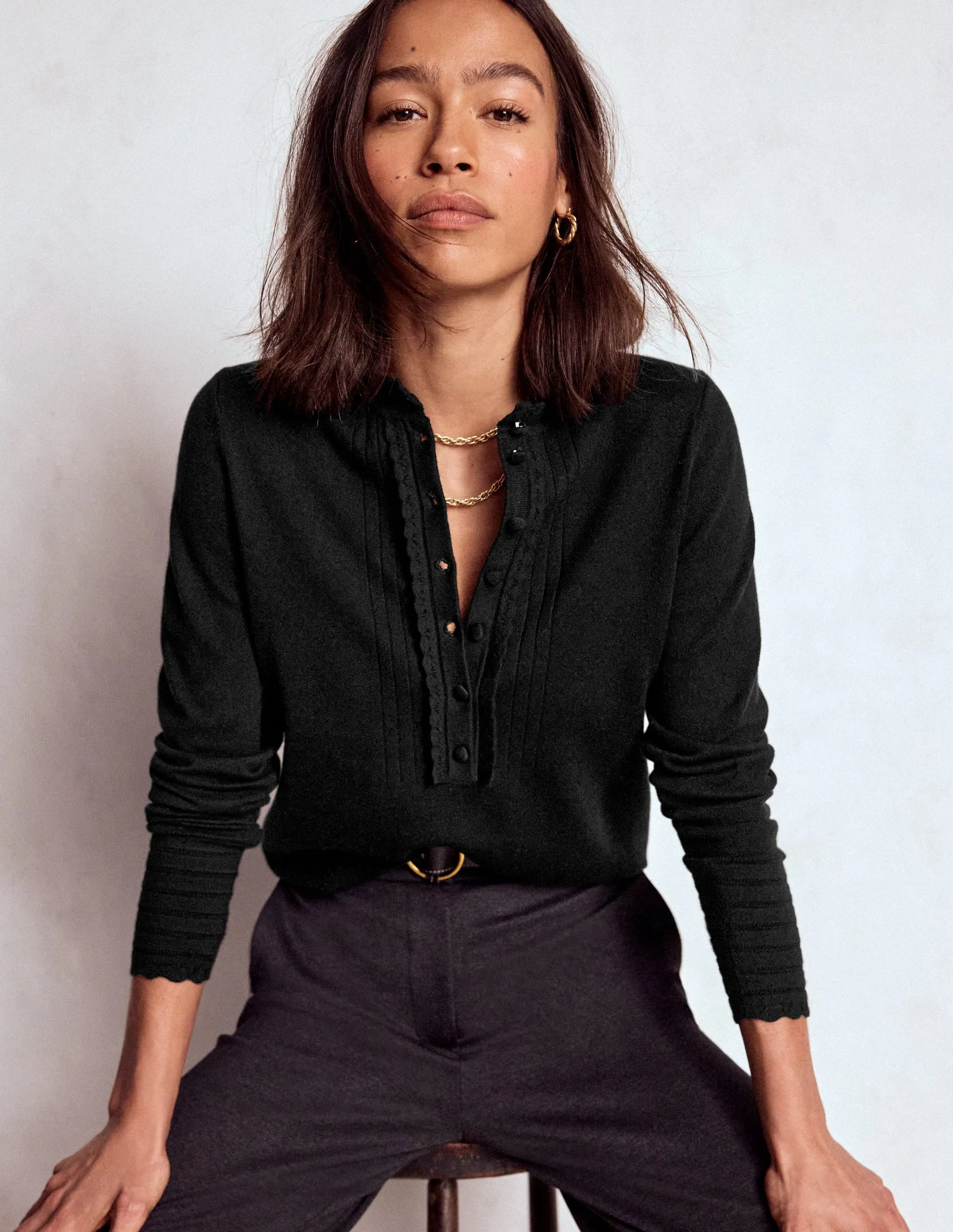 muted tone Angela Cotton Scallop Jumper-Black