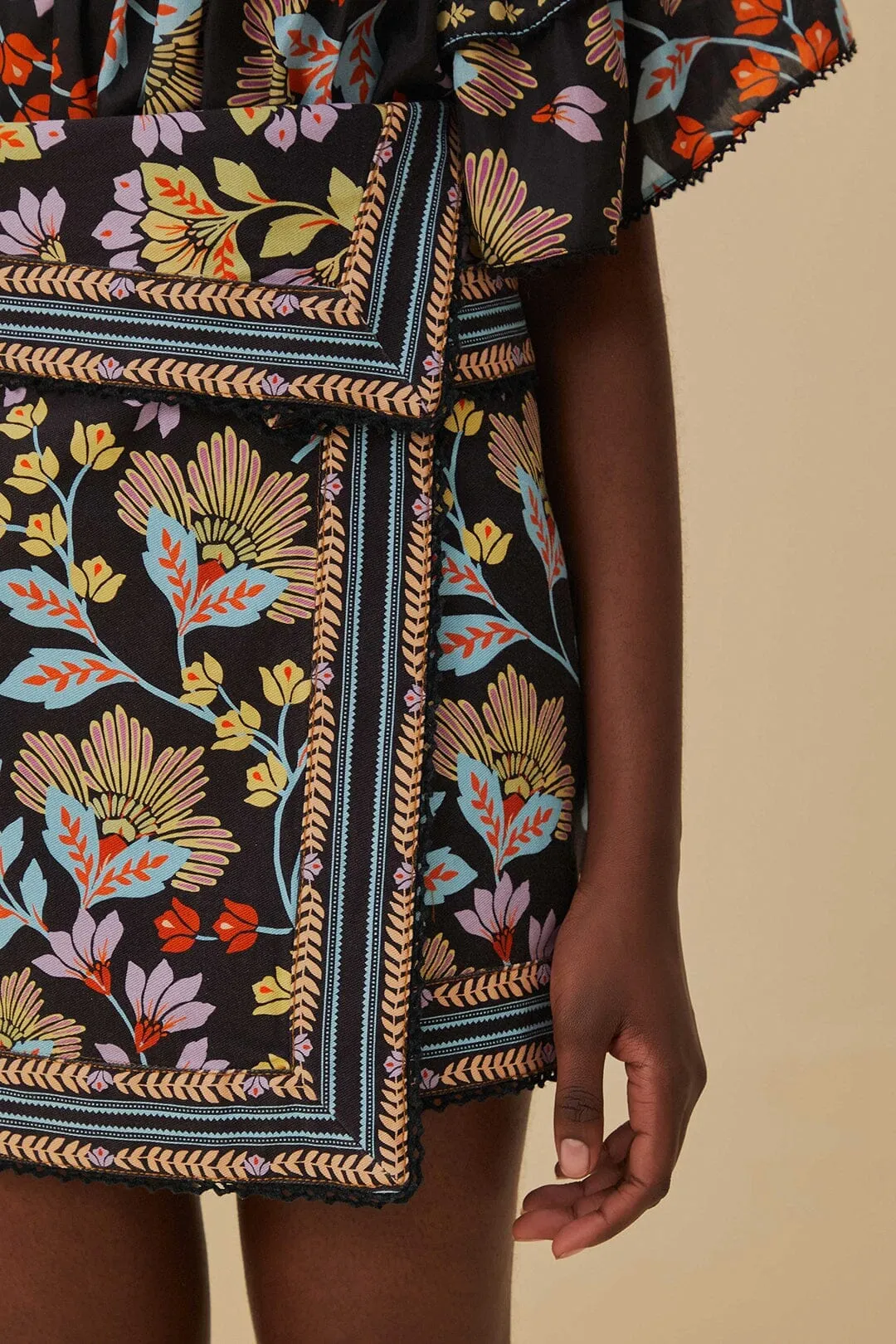 Stretchable Waist Bold Mood Flowery Black Mini Skirt