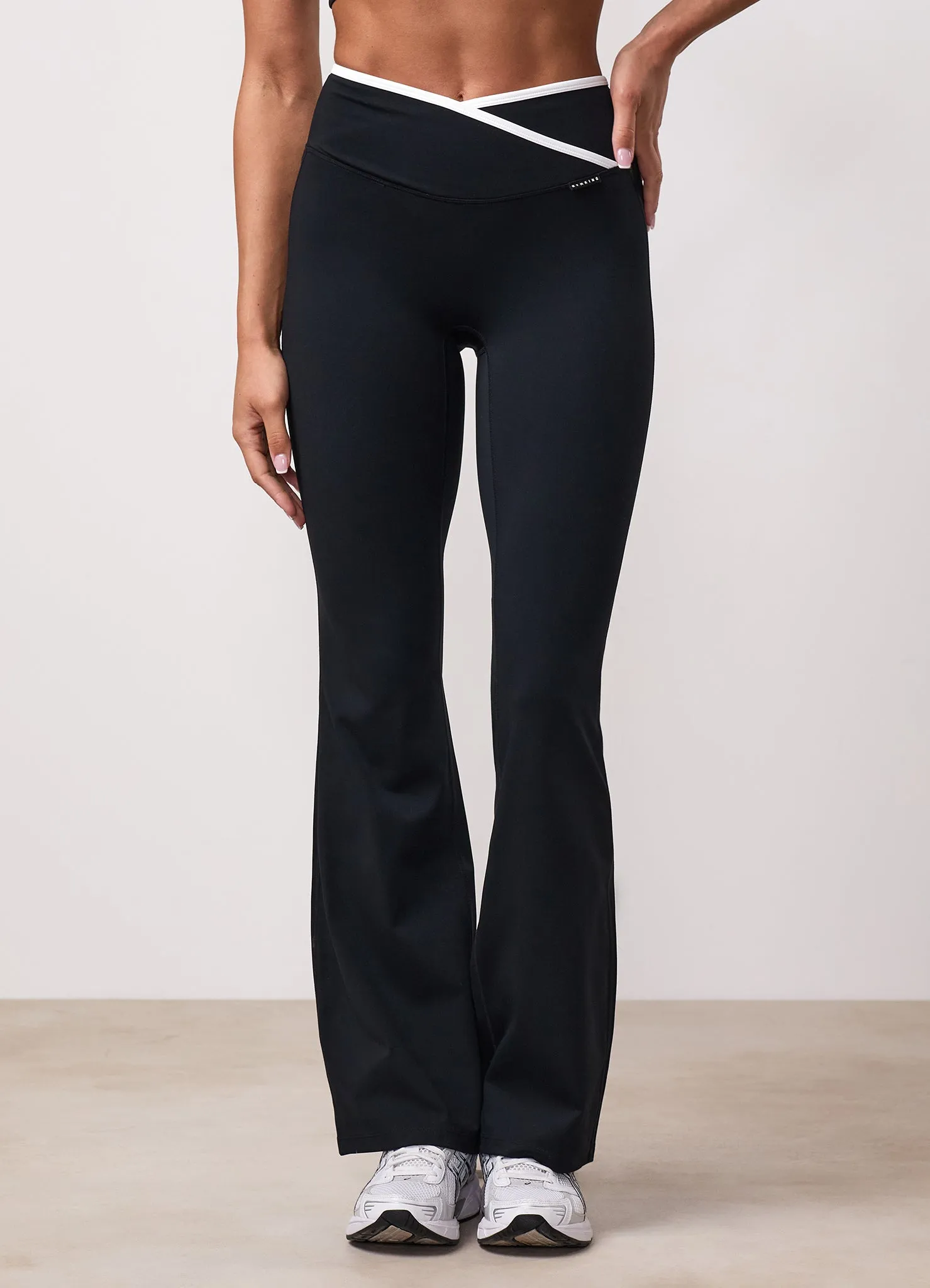 Comfort Fit Stretch Clean Style GKW Wrap Over Contrast Yoga Pant Petite - Black