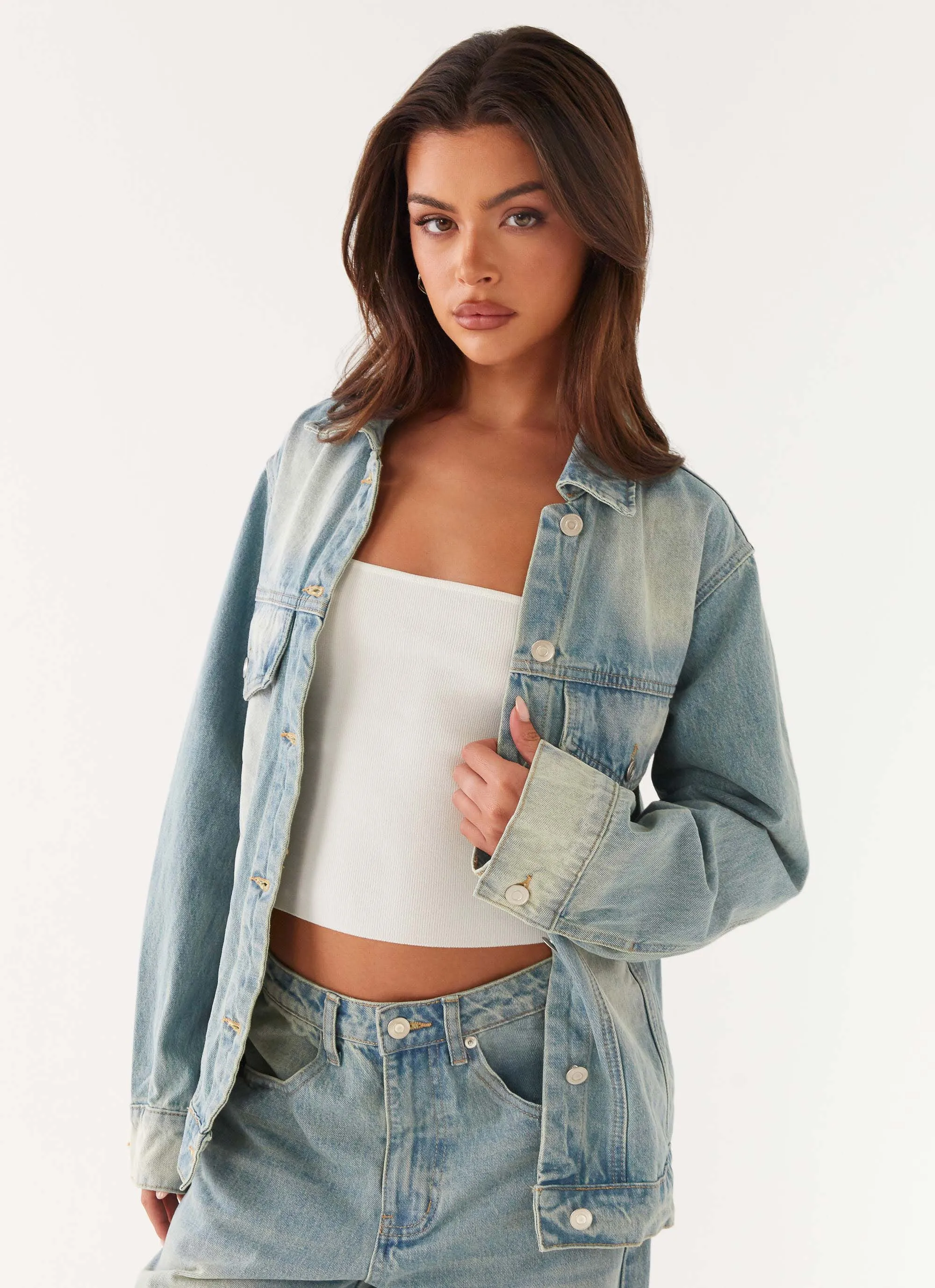Maxwell Denim Jacket - Washed Blue Zipper Closure Mechanism