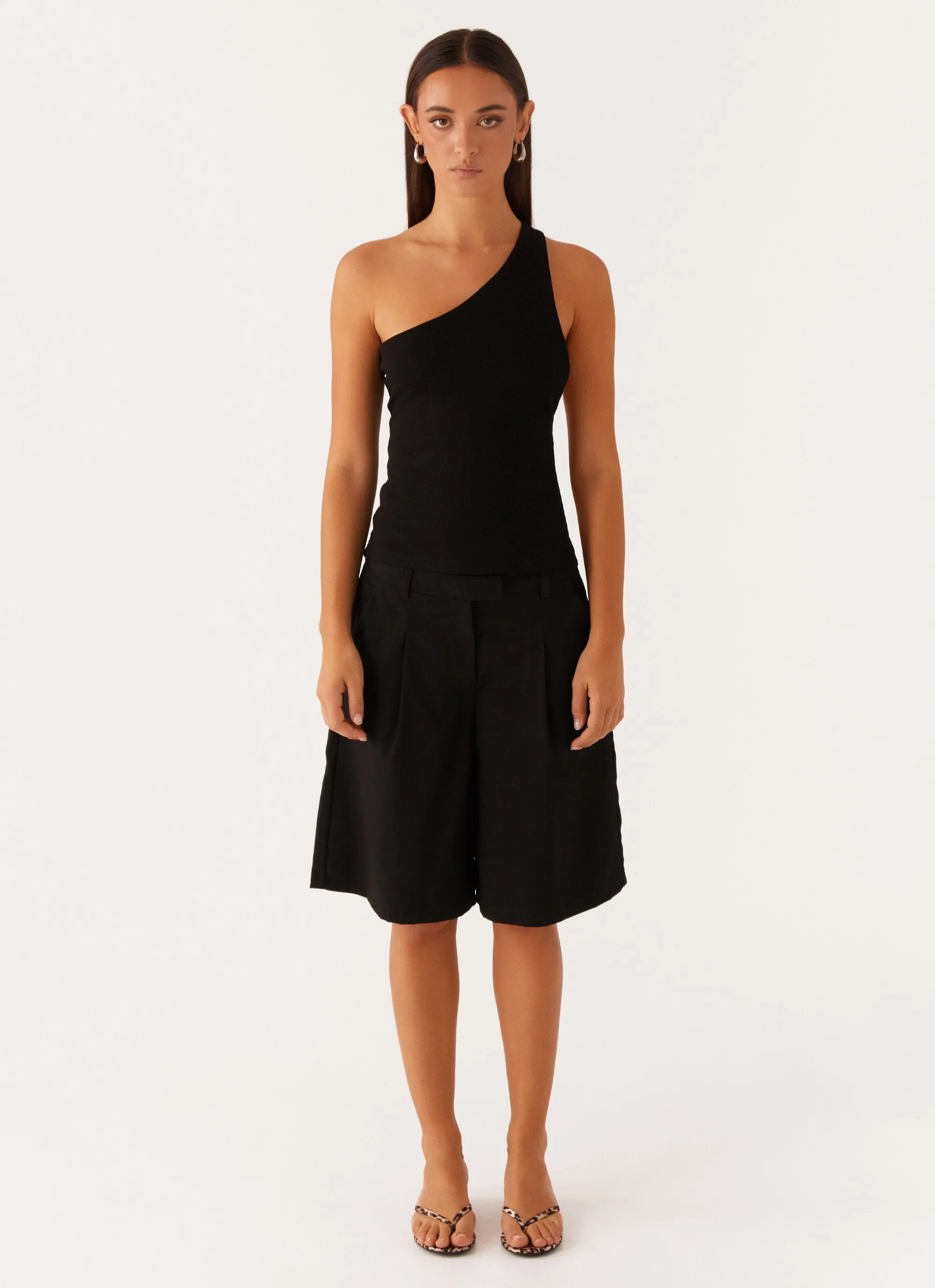 Non Irritating Edging Basic Style Safiya One Shoulder Top - Black