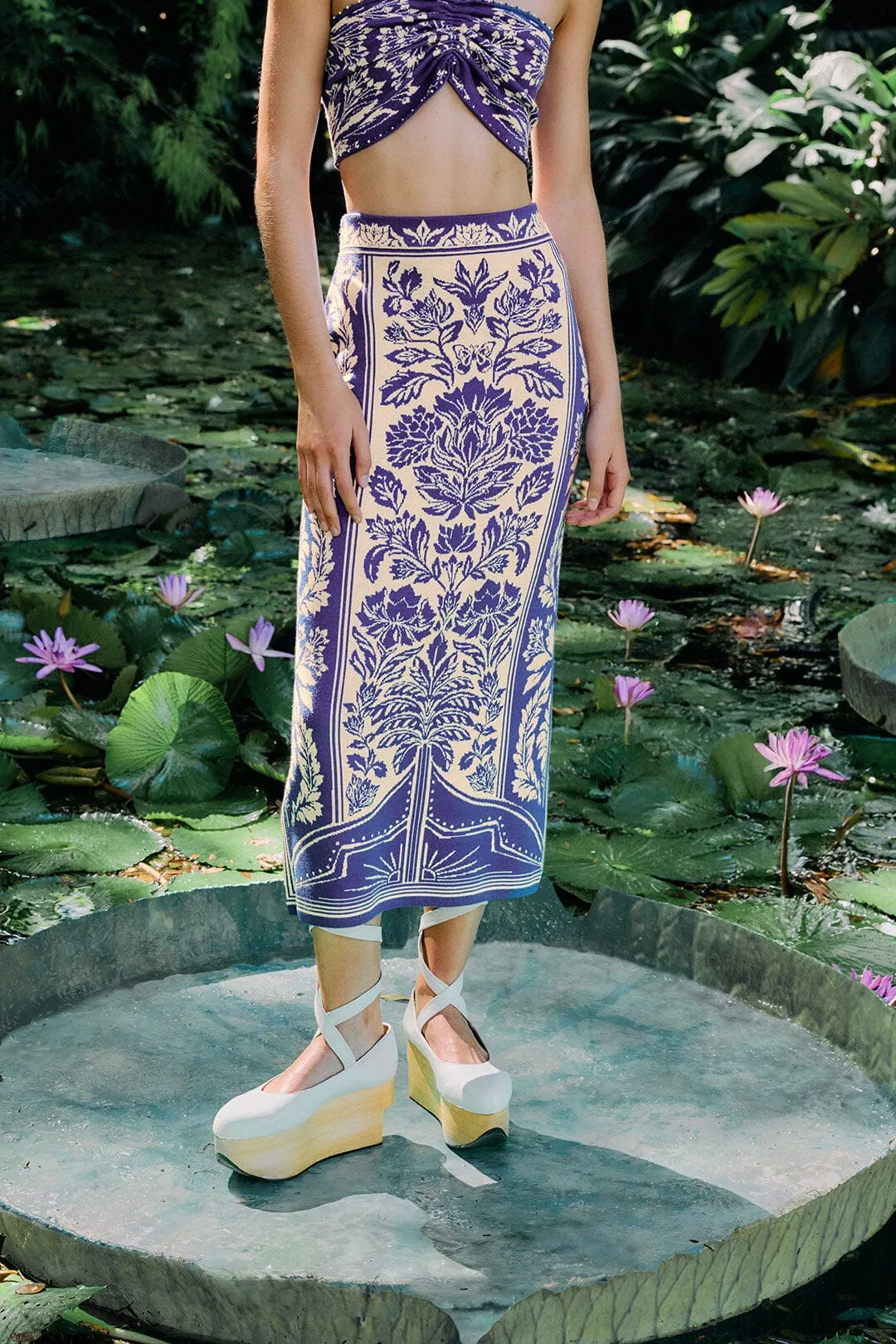 Off-White Delicate Tapestry Knit Skirt Striped Design Friction Free